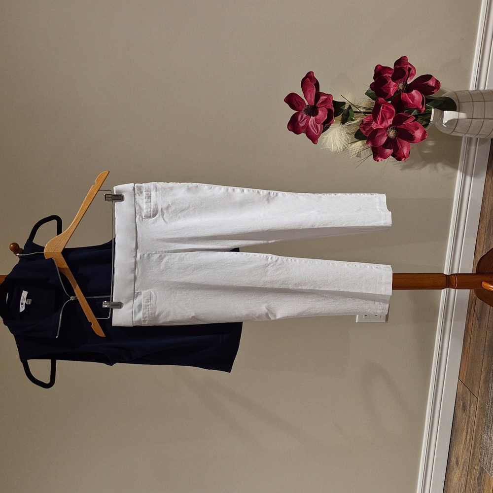 BRIGGS ladies Capri pants in white, 4 pockets, pull on, high rise, Size 6